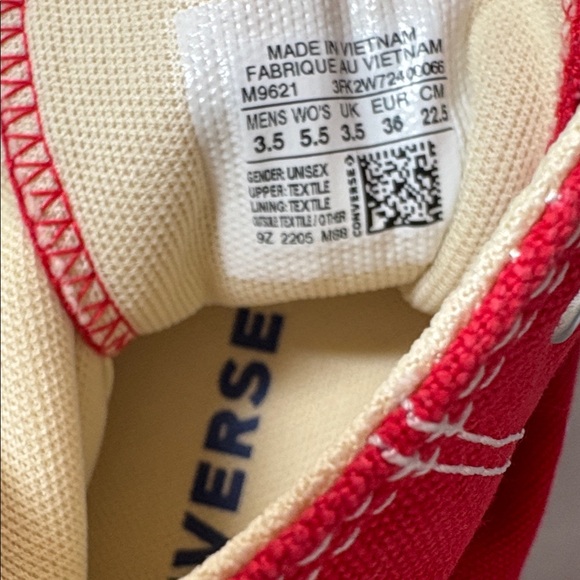 Converse Shoes (never been worn - Picture 2 of 5